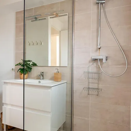 Vue Sur Les Toits Au Coeur De Nimes, Clim, 6 Personnes Apartment Nîmes