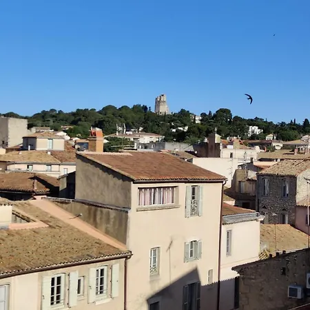 Apartment Vue Sur Les Toits Au Coeur De Nimes, Clim, 6 Personnes *