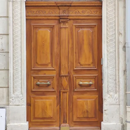 Vue Sur Les Toits Au Coeur De Nimes, Clim, 6 Personnes Apartment *