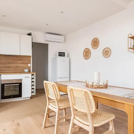Apartment Vue Sur Les Toits Au Coeur De Nimes, Clim, 6 Personnes *