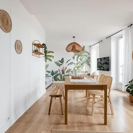 Vue Sur Les Toits Au Coeur De Nimes, Clim, 6 Personnes Apartment