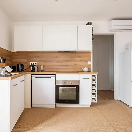 Apartment Vue Sur Les Toits Au Coeur De Nimes, Clim, 6 Personnes Nîmes