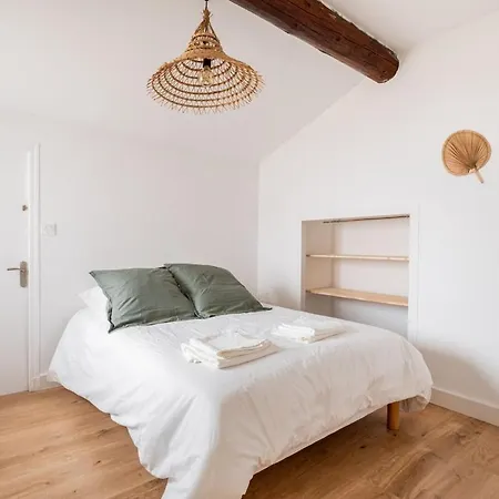 Apartment Vue Sur Les Toits Au Coeur De Nimes, Clim, 6 Personnes