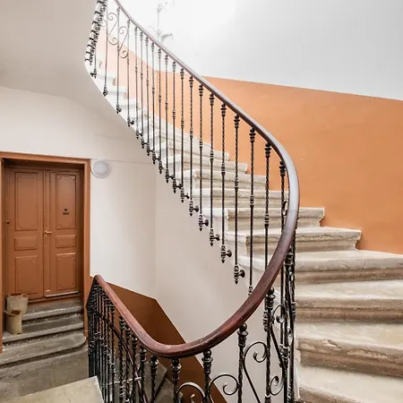 Apartment Vue Sur Les Toits Au Coeur De Nimes, Clim, 6 Personnes